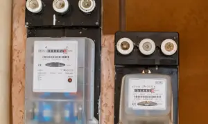 Dwa liczniki energii elektrycznej, jeden z nich pokazuje zużycie zgodne z taryfą G11 PGE.