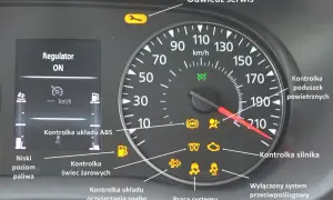 Kontrolka trakcji świeci się obok kontrolki silnika i ABS. Na desce rozdzielczej widać też wskaźnik paliwa.