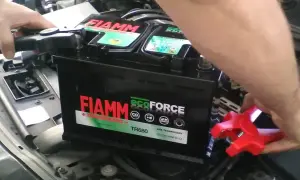 Wymiana akumulatora FIAMM ecoFORCE TR680. Sprawdzanie pojemności akumulatora 12V 70Ah 680A.
