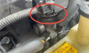 P0171: Okolica cewki zapłonowej i złącza elektrycznego w silniku, zaznaczona czerwoną obwódką.