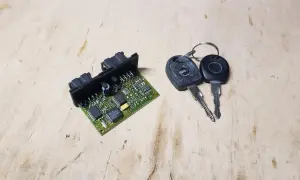 Elektronika samochodowa z kluczykami, widoczny układ eeprom.