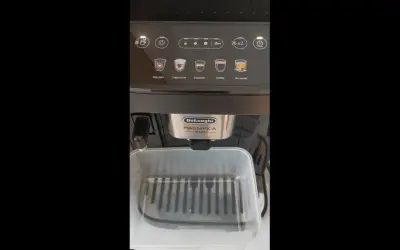 Panel sterowania ekspresu DeLonghi Magnifica Evo. Widoczne ikony napojów i przyciski. Przygotowanie do odkamieniania instrukcja.