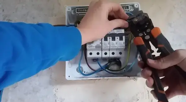 Jak podłączyć esy do skrzynki elektrycznej bezpiecznie i skutecznie