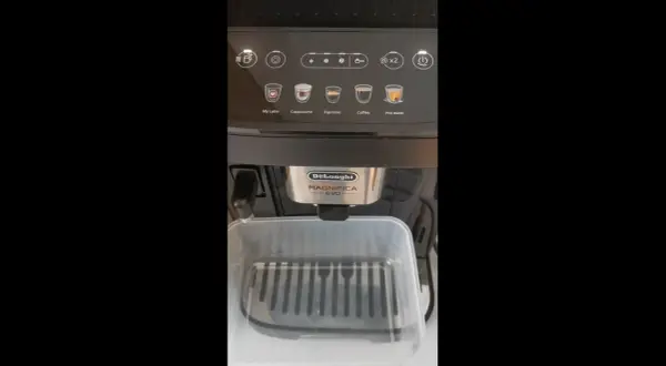 Panel sterowania ekspresu DeLonghi Magnifica Evo. Widoczne ikony napojów i przyciski. Przygotowanie do odkamieniania instrukcja.