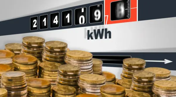 Licznik energii pokazuje 214169 kWh. Stosy monet sugerują, że rachunki za prąd, np. w taryfie G11 Tauron, mogą być wysokie.
