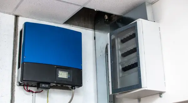 Jaki kabel od falownika do licznika? Bezpieczne połączenie dla instalacji