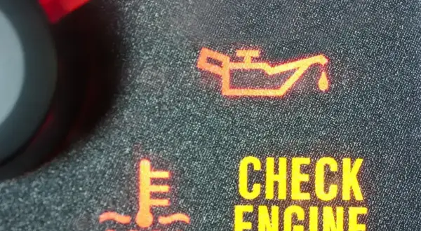 Czerwona kontrolka oleju i symbol silnika "CHECK ENGINE" świecą się na desce rozdzielczej.