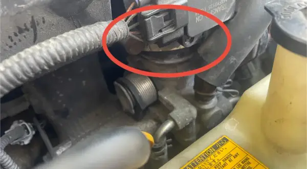 Silnik Toyoty z błędem DTC P0171. Czerwone kółko zaznacza przepustnicę i jej złącze elektryczne.