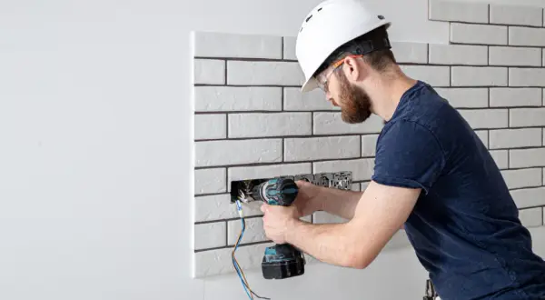 Ile zarabia elektryk na godzinę? Zaskakujące różnice w stawkach
