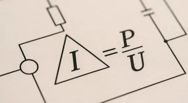 Wzór na natężenie prądu: I = P/U. Schemat obwodu elektrycznego z symbolem amperomierza i elementami.