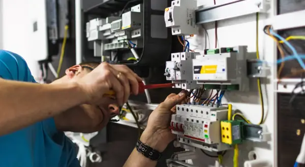 Ile trwa kurs elektryka? Poznaj różne rodzaje szkoleń i ich czas trwania