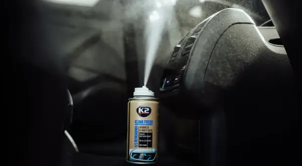 Odgrzybianie klimatyzacji w domu: spray K2 Klima Fresh rozpylany jest w samochodzie, odświeżając powietrze i usuwając nieprzyjemne zapachy.