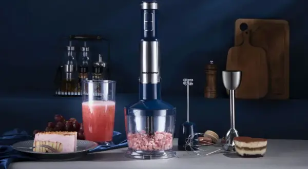 Blender ręczny Redmond, idealny do przygotowania smoothie i deserów. Sprawdź nasz ranking!