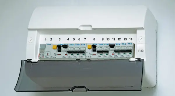 Panel z wyłącznikami i zabezpieczeniem nadprądowym, z numeracją od 1 do 14.