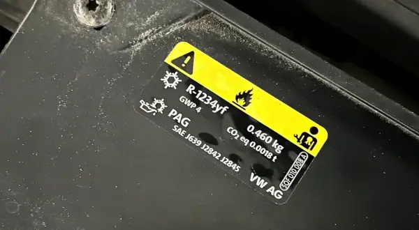 Naklejka z informacją o ilości czynnika klimatyzacji: R-1234yf, 0.460 kg. Katalog VW AG.