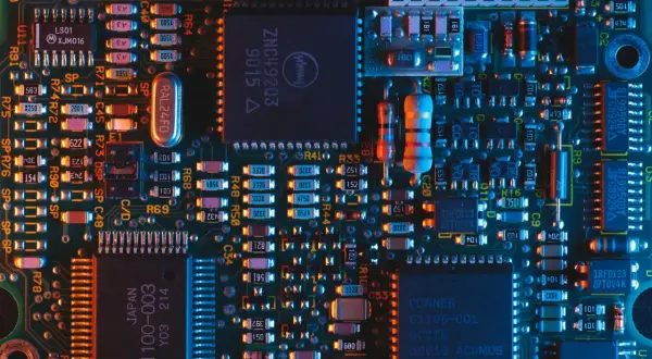 Elektroniczna płyta z licznymi komponentami, w tym układami scalonymi i rezystorami. Wśród nich można dostrzec oznaczenia sugerujące zastosowanie ogniwa Peltiera do chłodzenia.