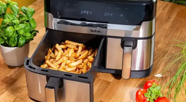 Tefal air fryer z chrupiącymi frytkami w szufladzie. Idealny do szybkiego przygotowania smacznych potraw. Jaki air fryer wybrać? Ten jest świetny!