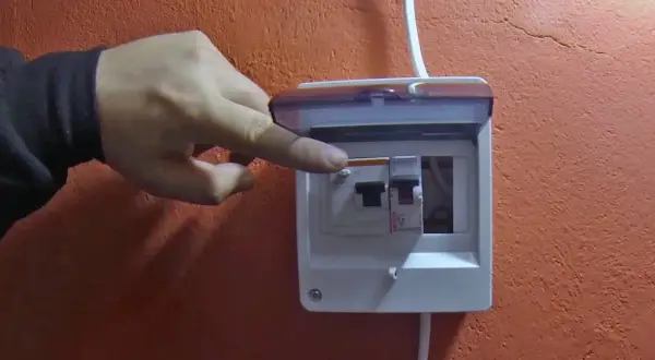Jak podłączyć kabel do skrzynki elektrycznej - uniknij niebezpieczeństw