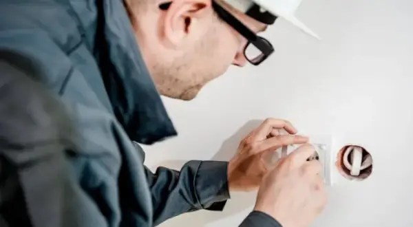 Ile zarabia elektryk w Belgii? Odkryj różnice w wynagrodzeniach