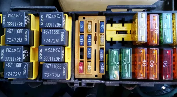Uszkodzony bezpiecznik automatyczny - objawy, które mogą zagrażać bezpieczeństwu