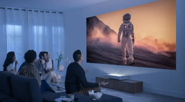 Rodzina ogląda film o kosmosie na wielkim ekranie. Jaki projektor do domu sprawdzi się najlepiej?