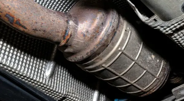 Rdza na katalizatorze Toyoty, możliwy błąd DTC P0420. Widoczny fragment układu wydechowego.