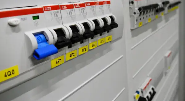 Czy rozdzielnia elektryczna może być w kotłowni? Sprawdź zasady bezpieczeństwa