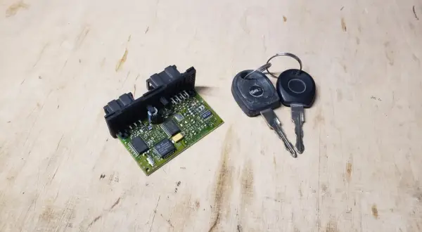 Elektronika samochodowa z kluczykami, widoczny układ eeprom.