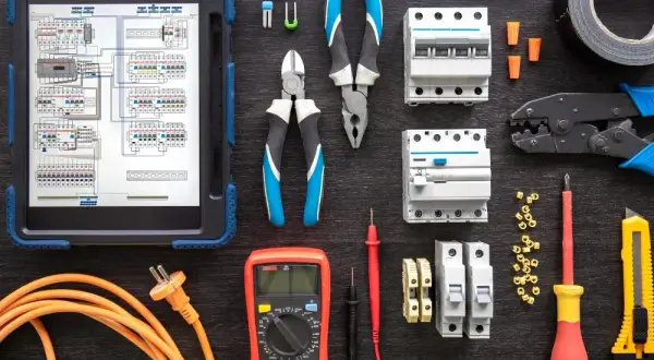 Pomocnik elektryka co robi? Odkryj kluczowe obowiązki i umiejętności