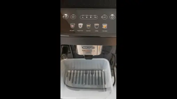 Panel sterowania ekspresu DeLonghi Magnifica Evo. Widoczne ikony napojów i przyciski. Przygotowanie do odkamieniania instrukcja.