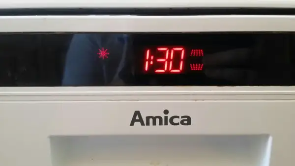 Zmywarka Amica. Na wyświetlaczu świeci symbol płatka śniegu i czas 1:30.