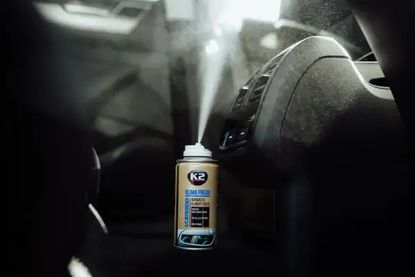 Odgrzybianie klimatyzacji w domu: spray K2 Klima Fresh rozpylany jest w samochodzie, odświeżając powietrze i usuwając nieprzyjemne zapachy.