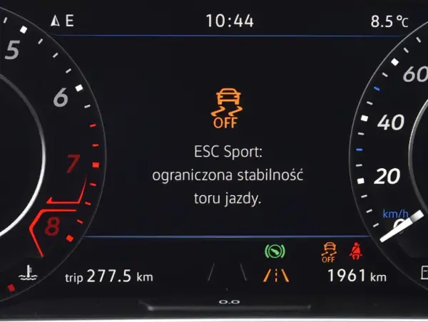 Na desce rozdzielczej świeci się kontrolka ESP OFF, informując o ograniczonej stabilności toru jazdy w trybie ESC Sport.