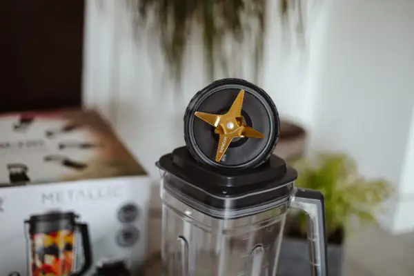 Złote ostrza blendera kielichowego SENCOR Titanium, idealne do smoothie. Sprawdź nasz blender kielichowy ranking!