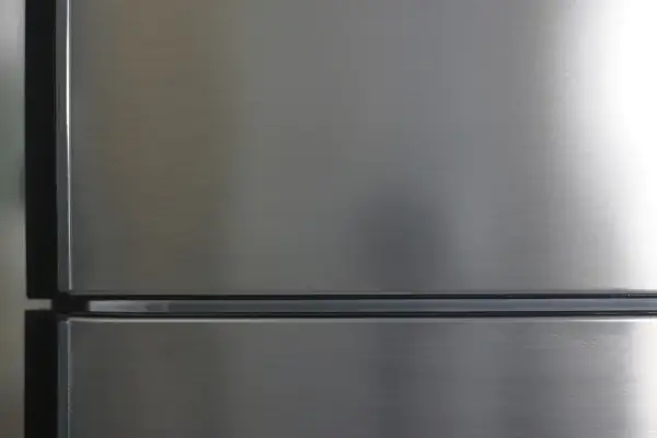 Szara, szczotkowana stalowa powierzchnia lodówki Gorenje. To znana firma produkująca sprzęt AGD.