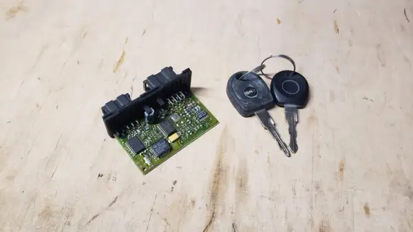 Elektronika samochodowa z kluczykami, widoczny układ eeprom.